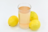 Врач объяснил, как любители воды с лимоном доводят себя до рака